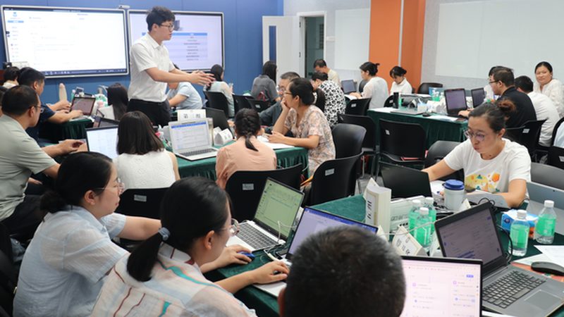 为了保证培训效果，焊工培训速成班通常采用以下教学方法：